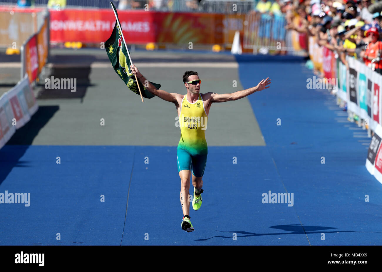 Jacob l'Australie Birtwhistle franchit la ligne d'arrivée pour prendre l'or pendant la finale Triathlon relais par équipes mixtes au Southport Broadwater Parklands au cours de la troisième journée de la 2018 Jeux du Commonwealth à la Gold Coast, Australie. Banque D'Images