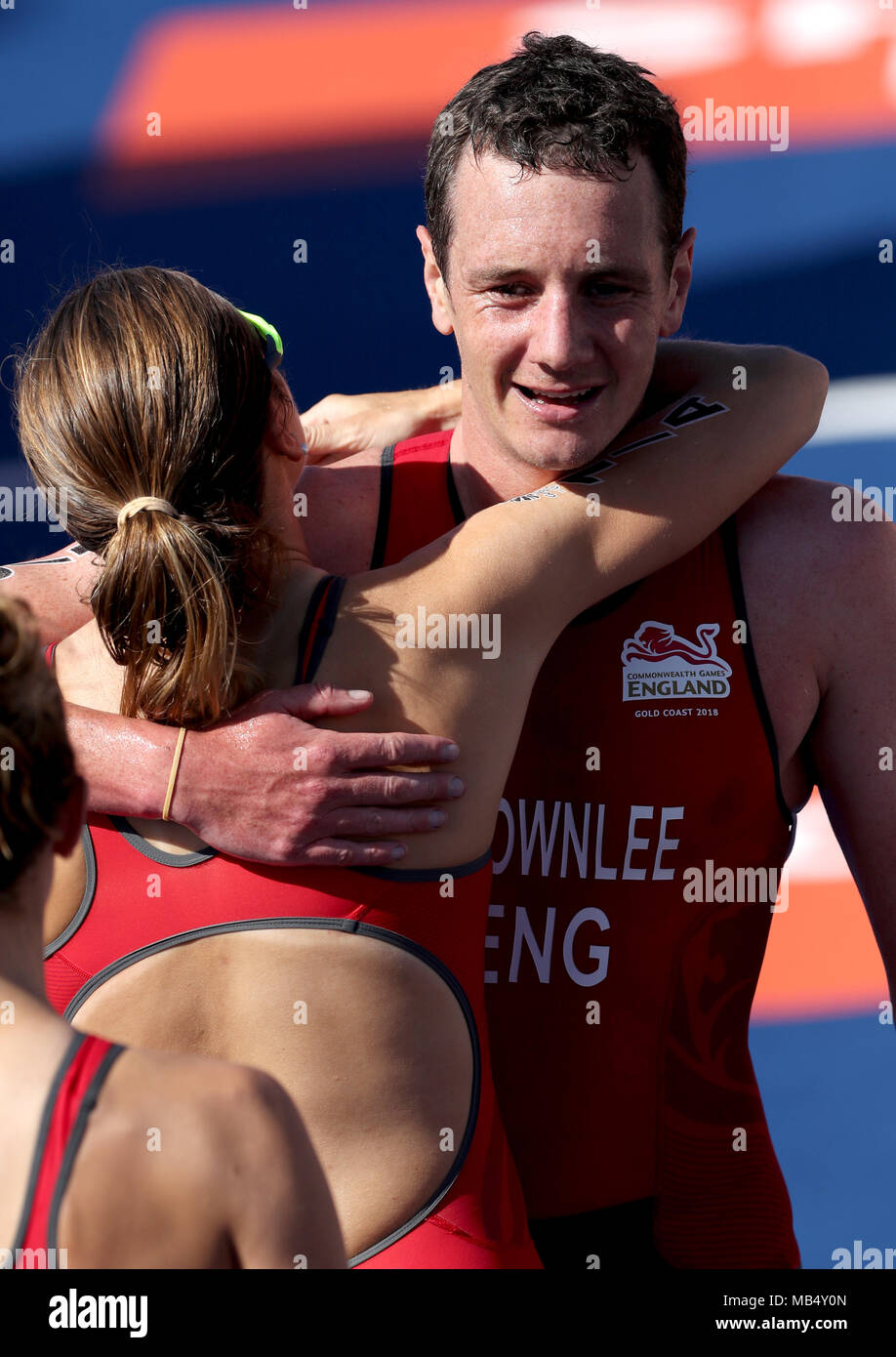 England's Alistair Brownlee et son coéquipier Vicky Holland célébrer au cours de l'argent en relais par équipes mixtes à la finale Triathlon Southport Broadwater Parklands au cours de la troisième journée de la 2018 Jeux du Commonwealth à la Gold Coast, Australie. Banque D'Images