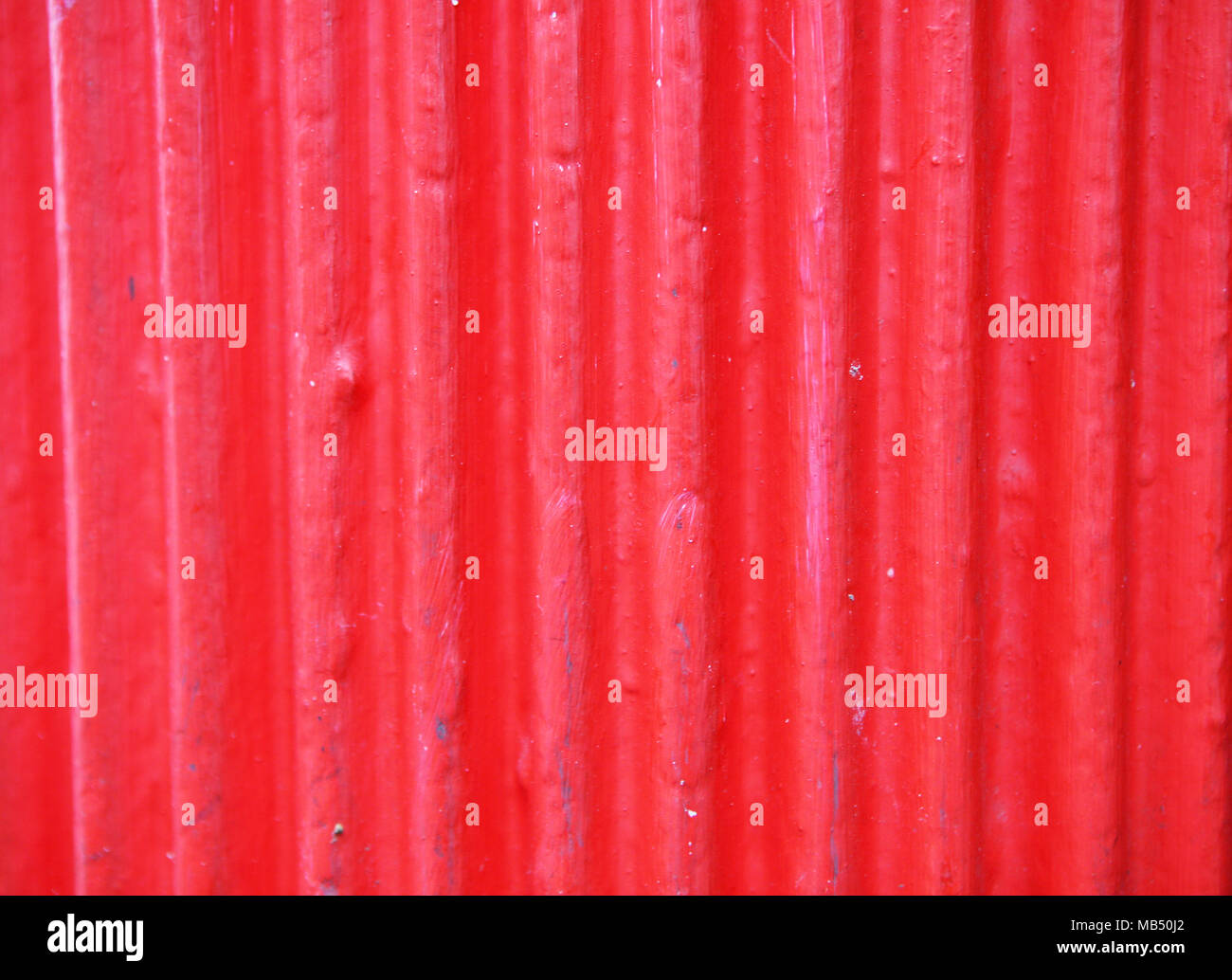 Feuille d'aluminium ondulé rouge Banque D'Images