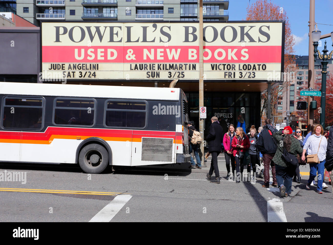 Powell's City of Books, 1005 W Burnside St, Portland, Oregon. Façade extérieure d'une librairie dans le centre-ville de Portland. Banque D'Images