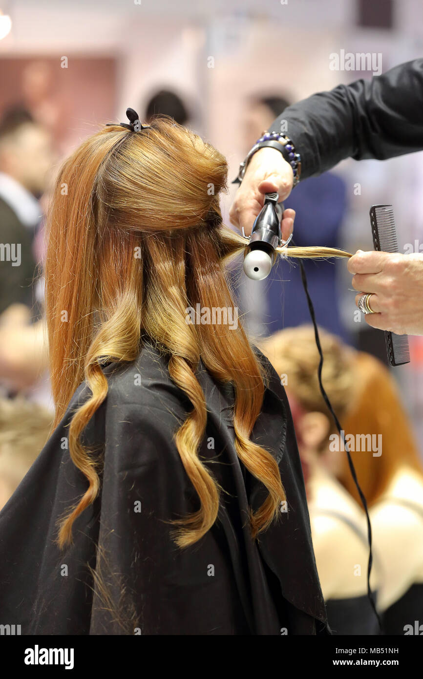 Coiffure coiffure organiser par lisseur Banque D'Images