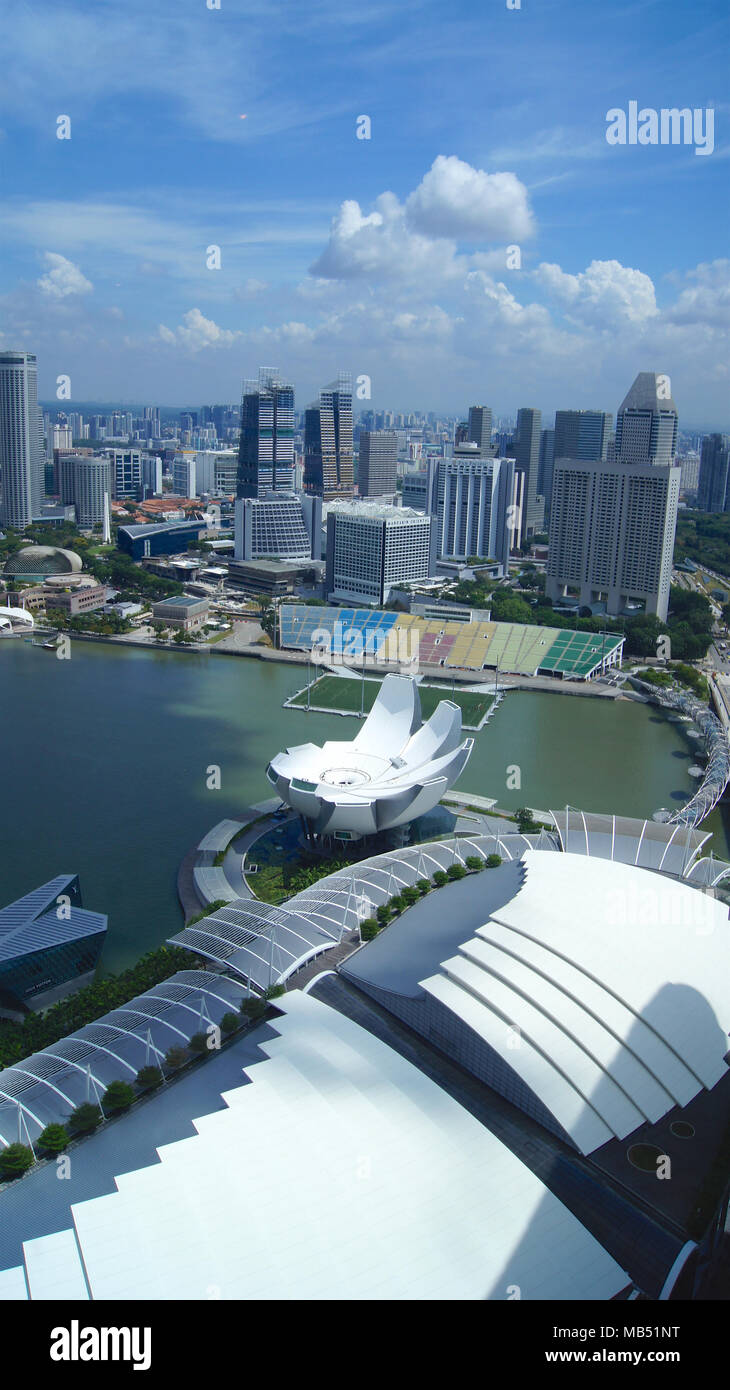 Singapour - APR 2015 2ème : Singapour à Marina Bay à partir de la vue aérienne du Skypark durant la journée. Skyline at Financial District, le centre-ville de Mar Banque D'Images