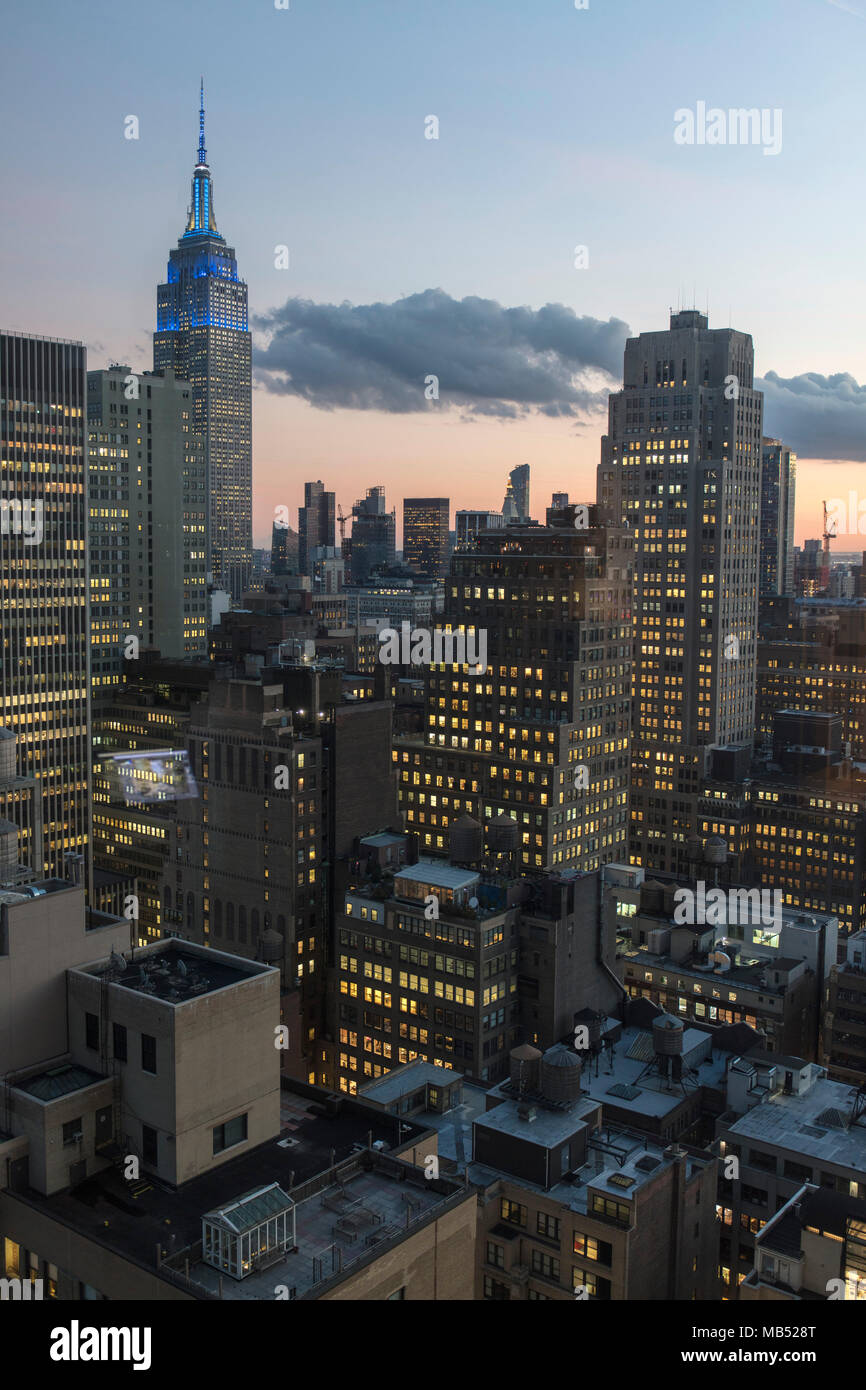 Gratte-ciel à l'aube, Manhattan, New York City, USA Banque D'Images
