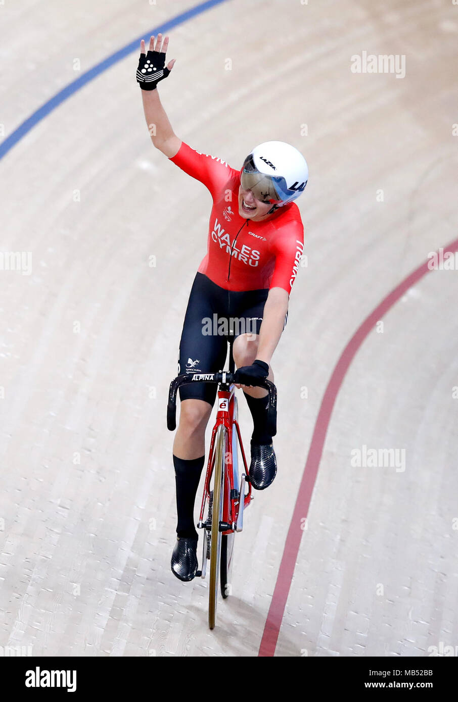 Pays de Galles' Elinor Barker célèbre remportant le Women's 25km Course aux points finale au vélodrome Meares Anna au cours de la troisième journée de la 2018 Jeux du Commonwealth à la Gold Coast, Australie. Banque D'Images