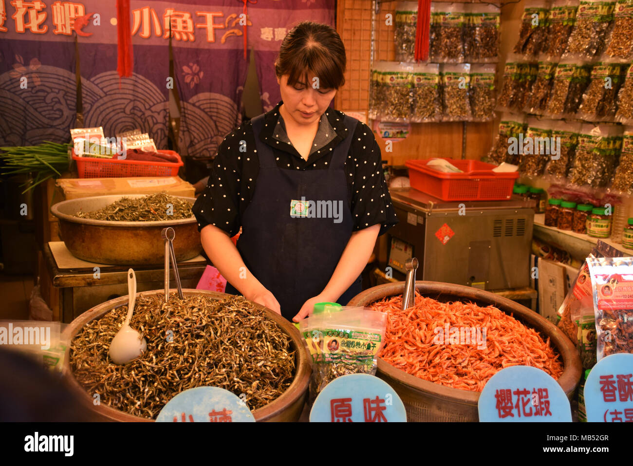 Fille taiwanais vend des aliments dans sa boutique dans la rue du marché de la petite ville de Jiufen, Taipei - Taiwan Banque D'Images