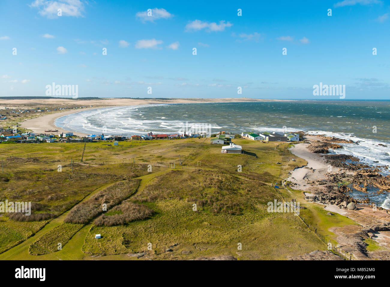 Vue sur petit village Cabo Polonio à l'océan Atlantique, le parc national de Cabo Polonio, Rocha, Uruguay Banque D'Images