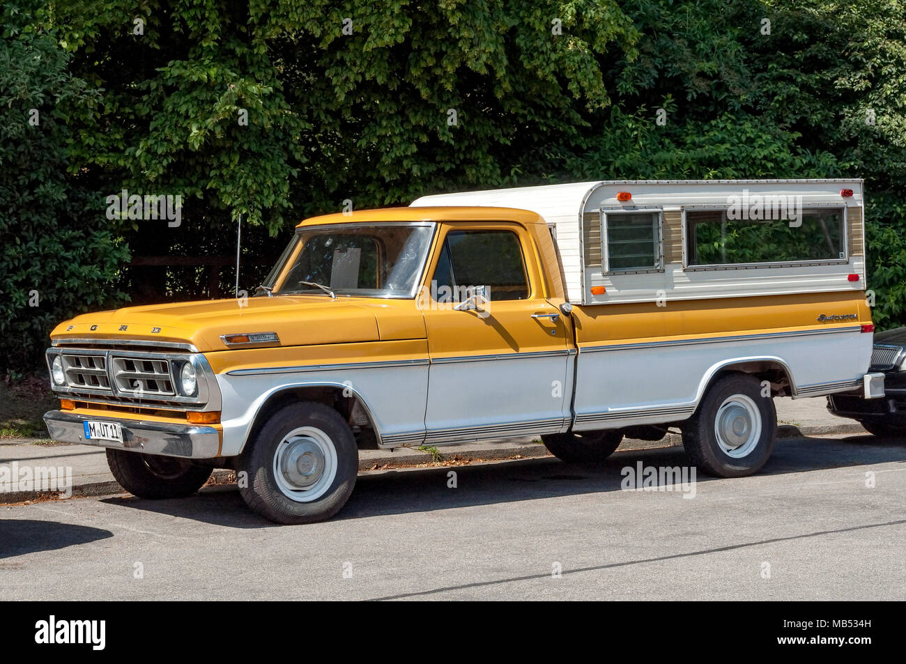Oldtimer Ford F100 Sport Styleside camionnette personnalisée avec corps camping, camping car, construit 1971, Bavière, Allemagne Banque D'Images