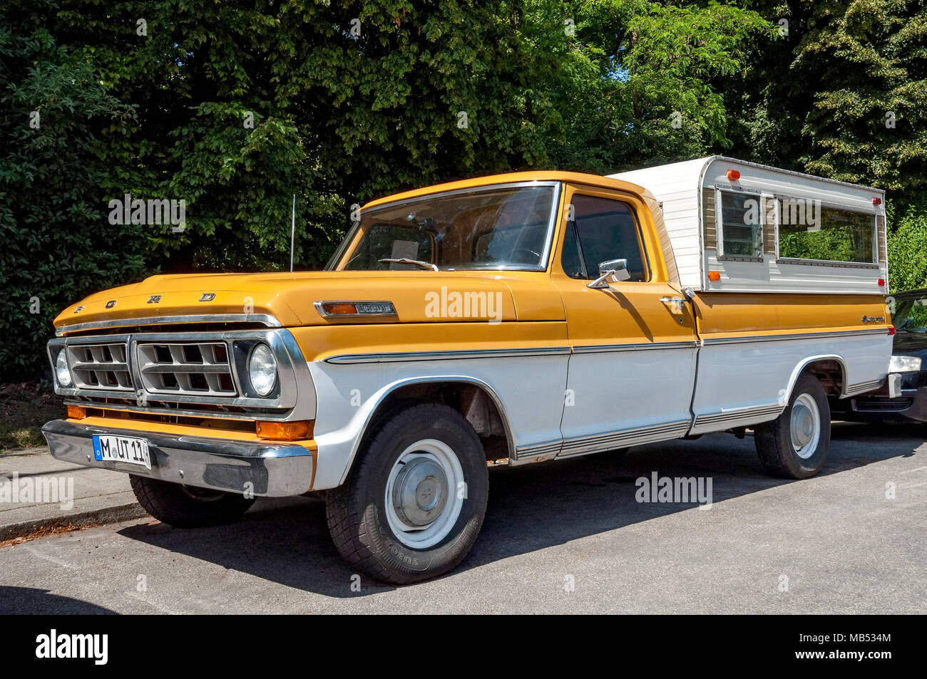 Oldtimer Ford F100 Sport Styleside camionnette personnalisée avec corps camping, camping car, construit 1971, Bavière, Allemagne Banque D'Images