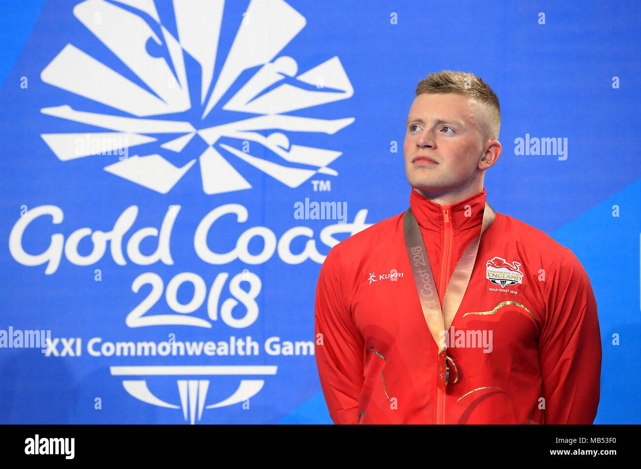 L'Angleterre Adam tourbé avec sa médaille d'or dans l'épreuve du 100m brasse finale au Centre aquatique de Gold Coast au cours de la troisième journée de la 2018 Jeux du Commonwealth à la Gold Coast, Australie. Banque D'Images