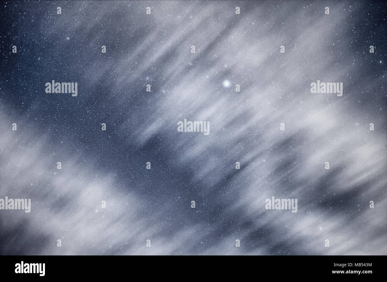 Étoile du ciel nocturne brillant par le mouvement de l'nuages figés dans le temps. L'étoile la plus brillante est la constellation de la lyre de Vega. Banque D'Images