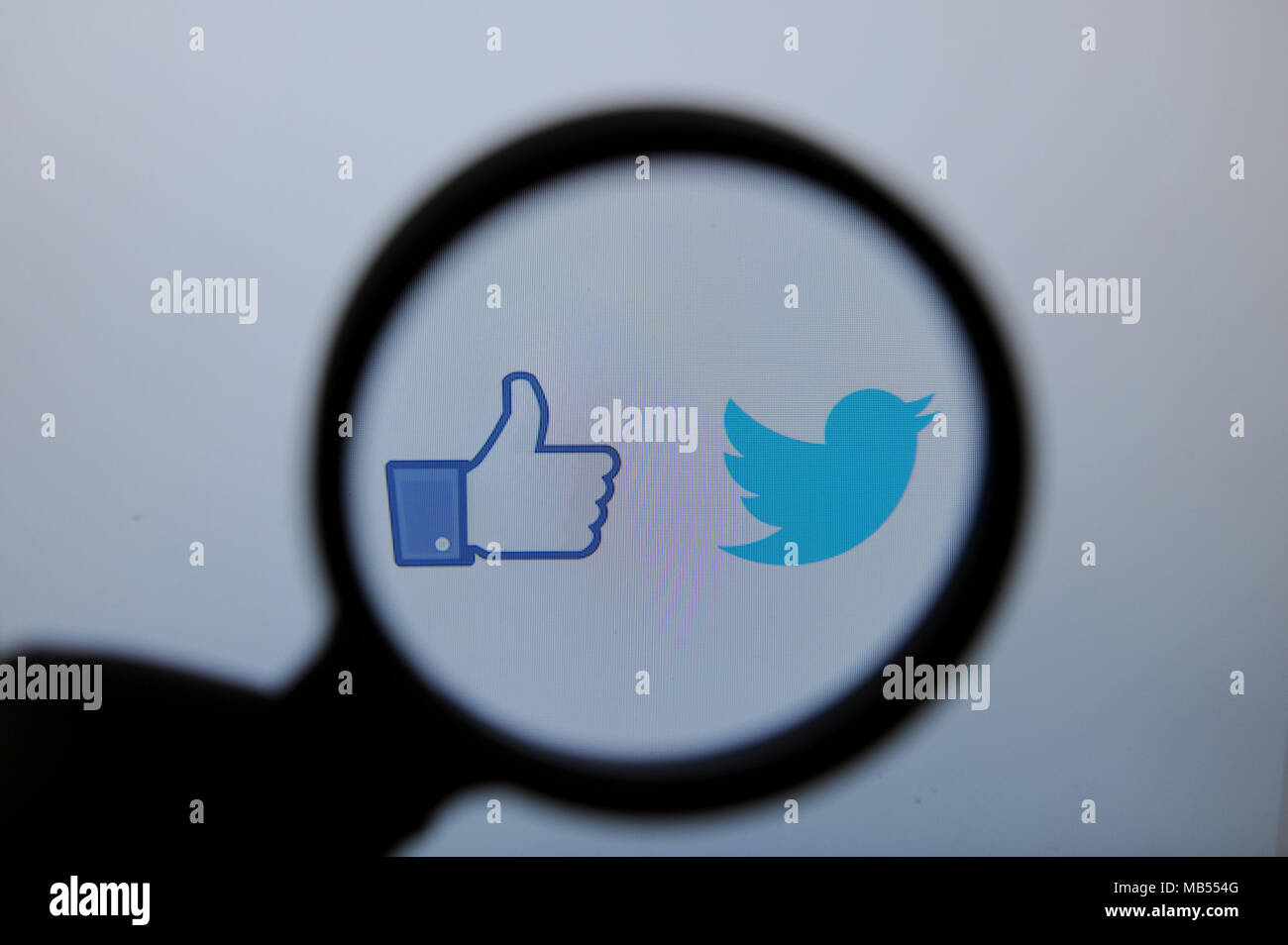 Facebook et Twitter logos vu à travers une loupe Banque D'Images