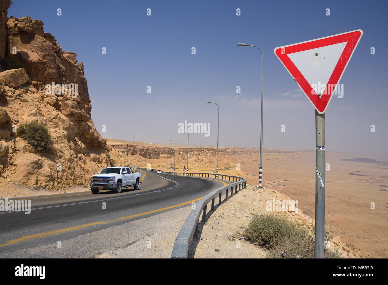 Panneau d'avertissement « Donnez way » sur l'autoroute dans le désert de Negev, dans la région de Mitzpe Ramon. Banque D'Images