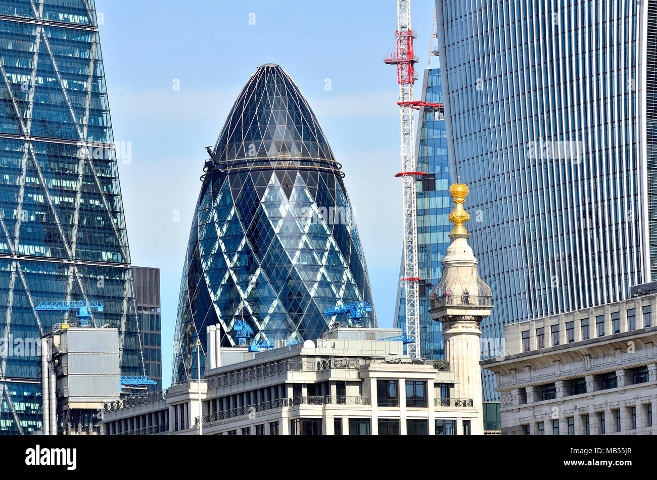 Londres, Angleterre, Royaume-Uni. Le Gherkin (30 St Mary Axe) Le monument et édifice talkie walkie - vu de l'autre côté de la rivière. Banque D'Images