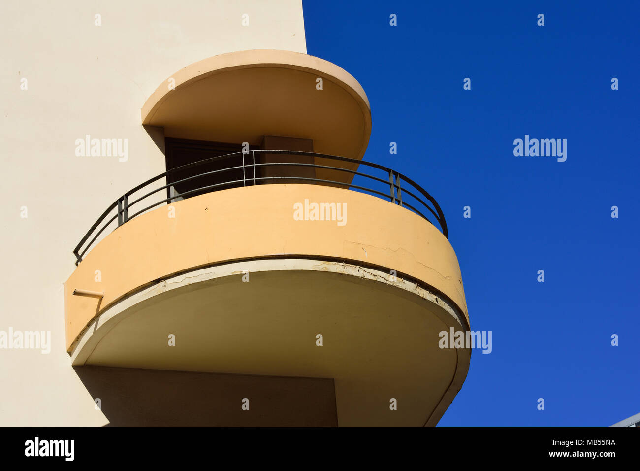 Balcon d'un bâtiment construit dans le style bauhaus à Tel Aviv. Israël. Banque D'Images