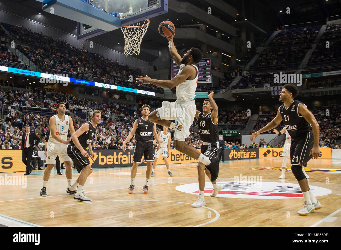 Madrid, Espagne. 06 avr, 2018. Chasson Randle (C) lors de la victoire du Real Madrid sur Brose Bamberg (106 - 86) dans la région de Turkish Airlines Euroleague match de saison régulière (ronde 30) célébrée à Wizink au centre de Madrid (Espagne). Le 08 avril 2018. Credit : Juan Carlos García Mate/Pacific Press/Alamy Live News Banque D'Images