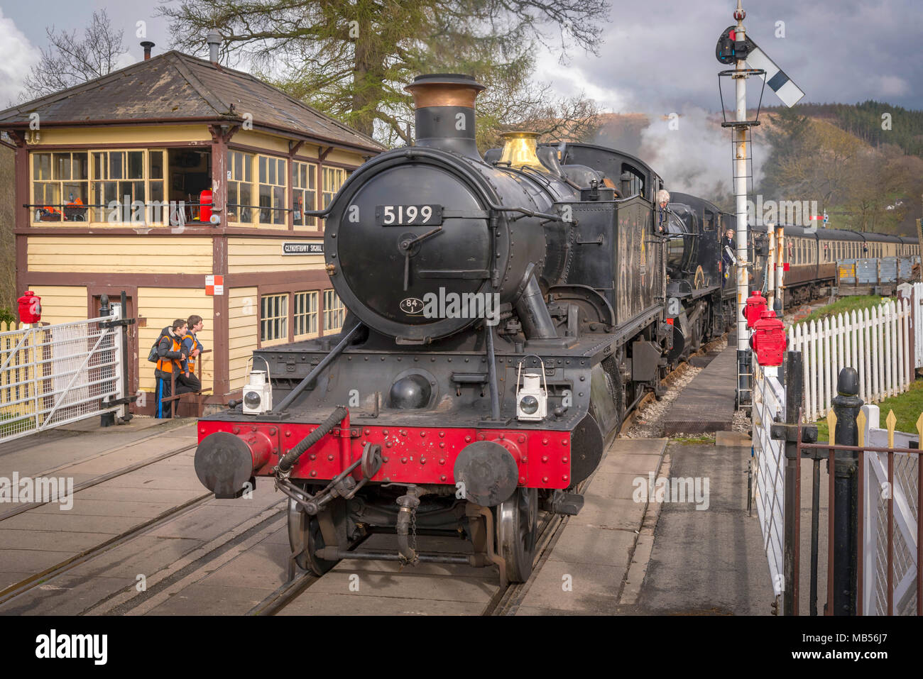 Fer vapeur Llangollen Spring Gala 2016 avr. BR 4-6-0 No.7820 Dinmore Manor derrière réservoir du moteur '5101' classe GWR 2-6-2T No5199 à Glyndyfrdwy statio Banque D'Images