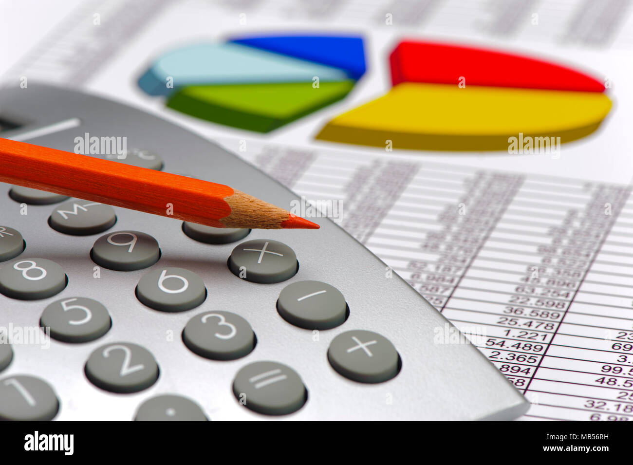 Calculatrice et crayon portant sur les affaires financières graphique Banque D'Images