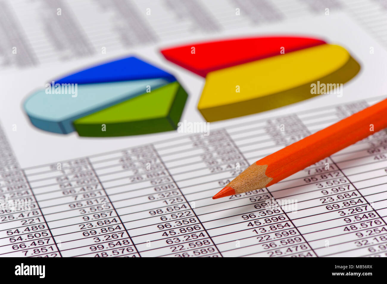 Pose crayon sur financial business chart Banque D'Images
