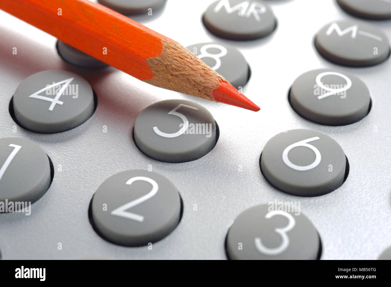Crayon rouge met sur calculatrice Banque D'Images