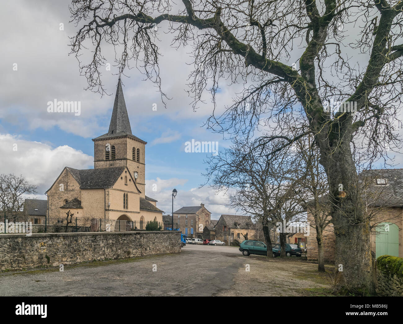 Vue sur l'église de Balsac, Aveyron, France Banque D'Images