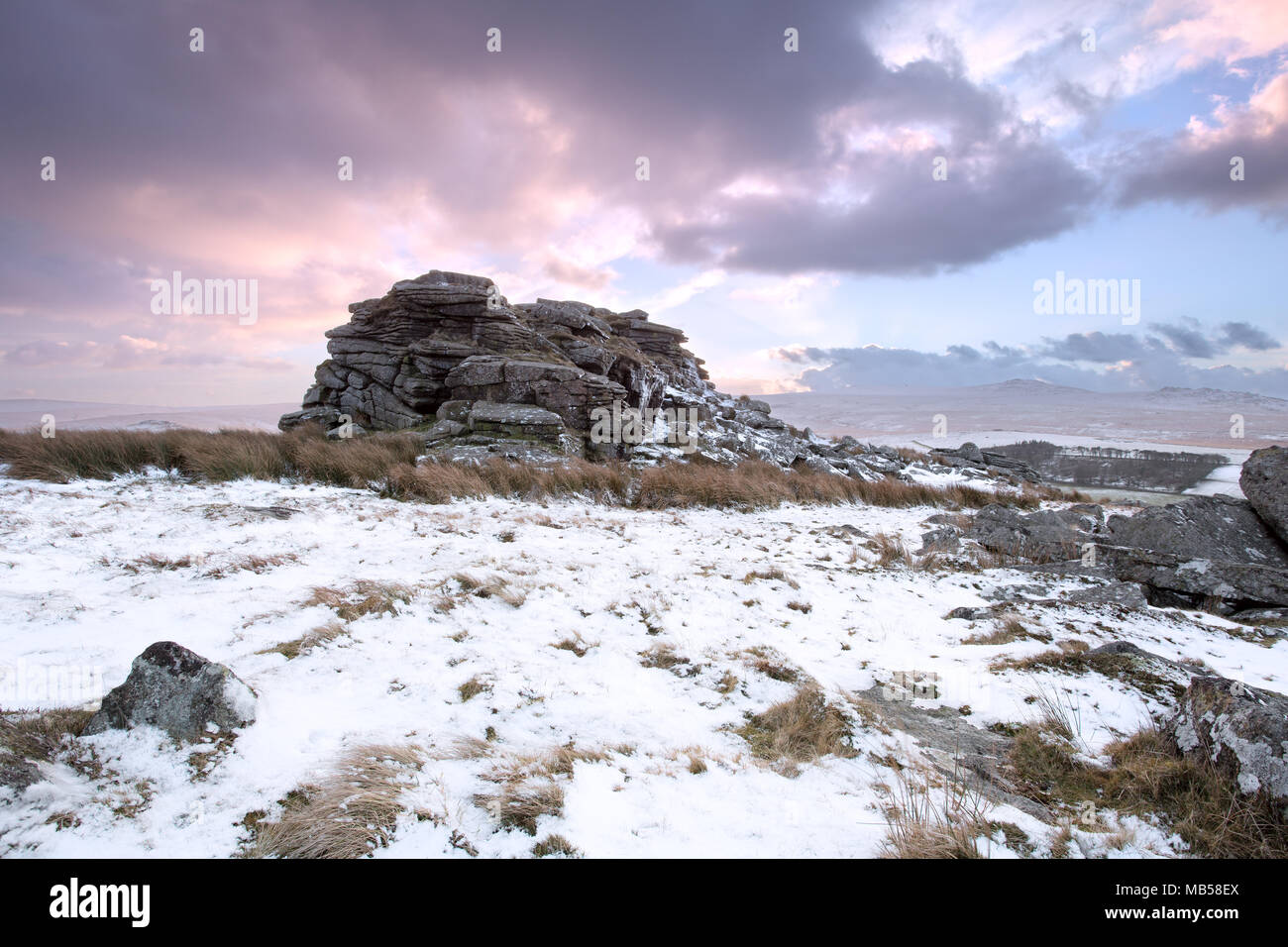 La neige sur le Parc National de Dartmoor Tor plus Devon Uk Banque D'Images