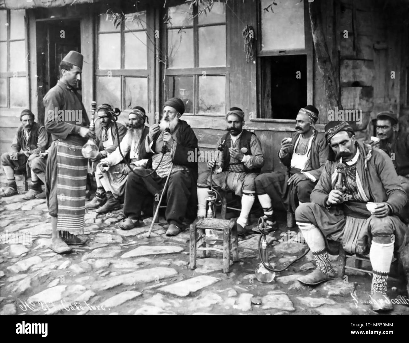 Les fumeurs de narguilé à l'extérieur d'un café à Istanbul en 1905, à partir d'un 1909 livre de David Fraser. Banque D'Images