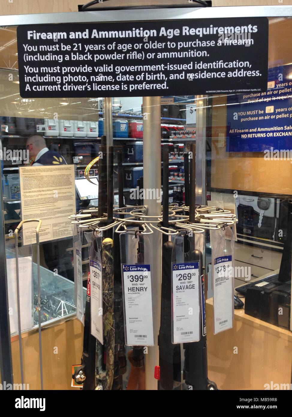 Un Walmart Supercenter posts un signe annonçant leur nouvelle arme à feu et munitions de vente. Afin d'acheter une arme à feu ou de munitions Vous devez aucune Banque D'Images