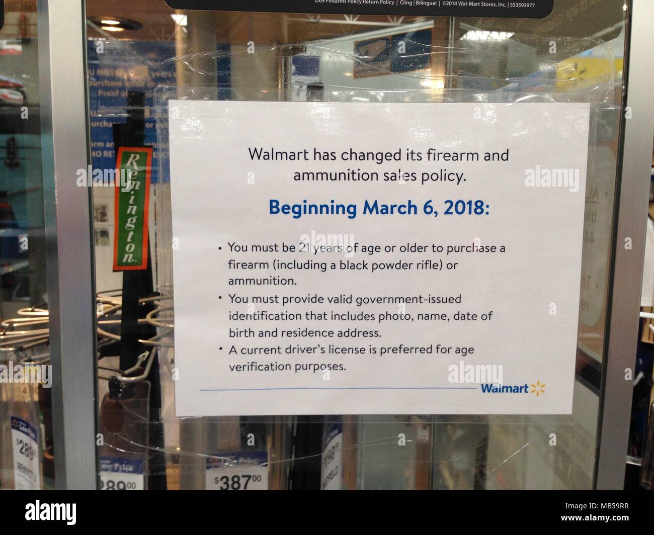 Un Walmart Supercenter posts un signe annonçant leur nouvelle arme à feu et munitions de vente. Afin d'acheter une arme à feu ou de munitions Vous devez aucune Banque D'Images