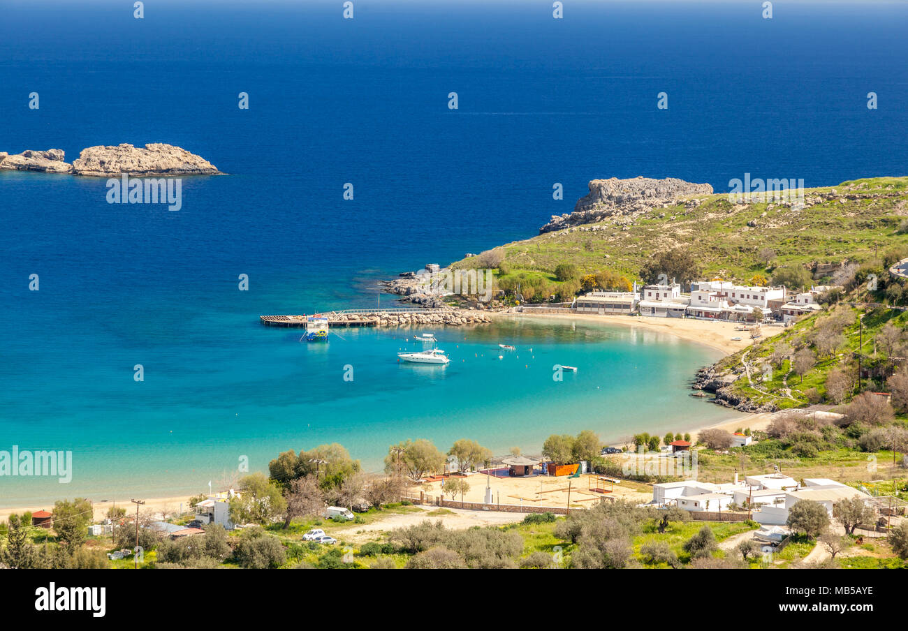 Lindos Bay, la pittoresque côte par le village traditionnel de Lindos, dans l'île de Rhodes, Grèce. Banque D'Images