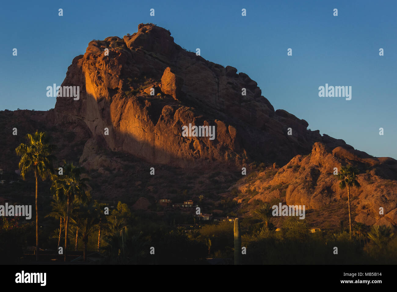 Camelback Mountain populaires avec des taches de lumière projetée sur le sommet au lever du soleil, Paradise Valley, Arizona Banque D'Images