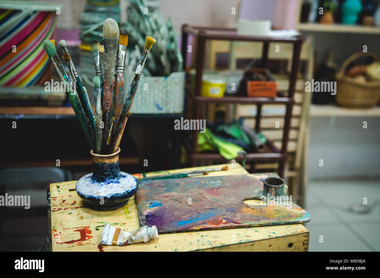 Ensemble de pinceaux et d'outils artistiques. Matériel artistique en studio. Banque D'Images