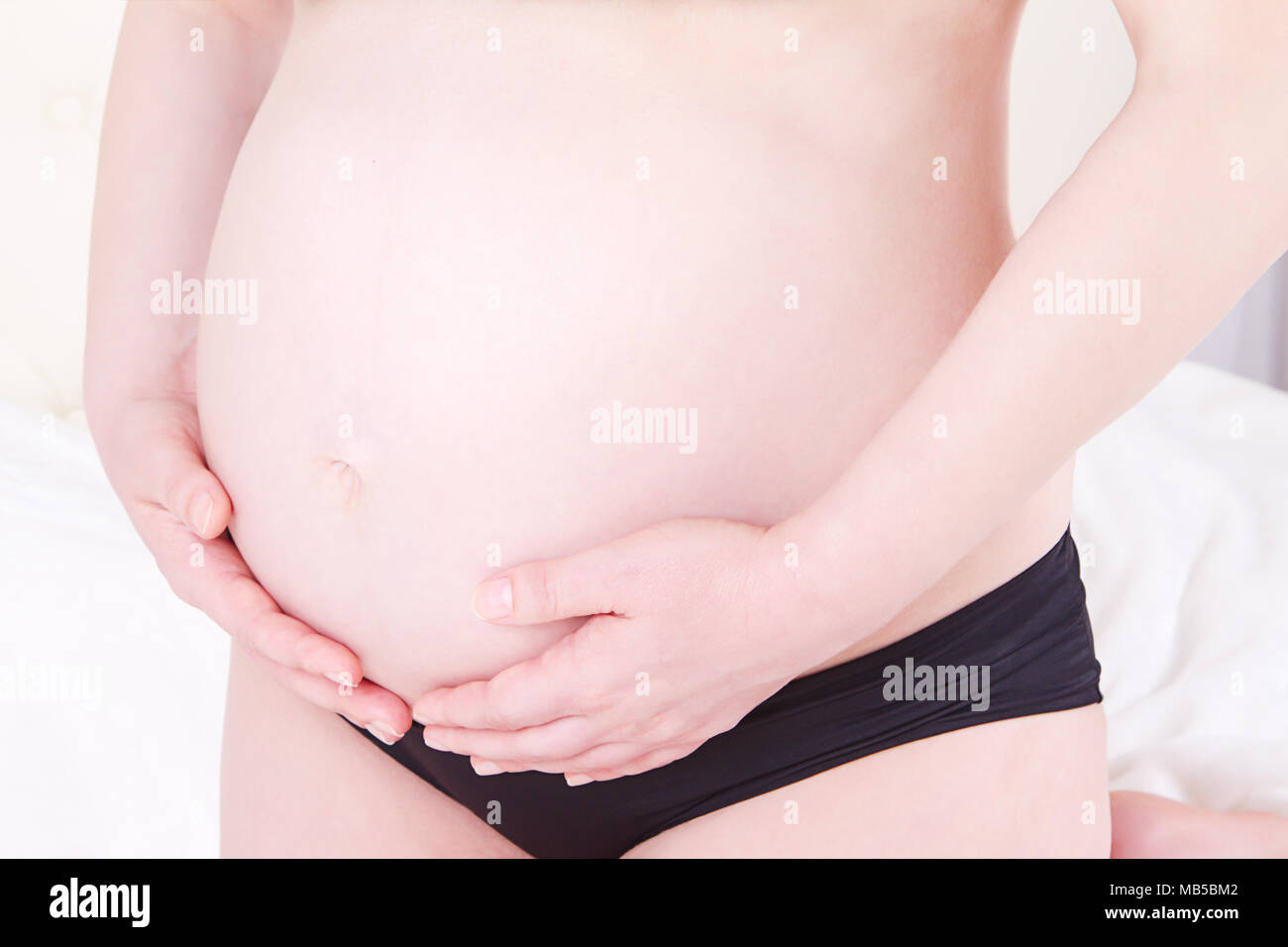Image De Femme Enceinte De Toucher Son Gros Ventre Close Up La Maternite La Grossesse Les Gens Et L Attente Concept Femme Enceinte Attend Bebe Fermer Photo Stock Alamy