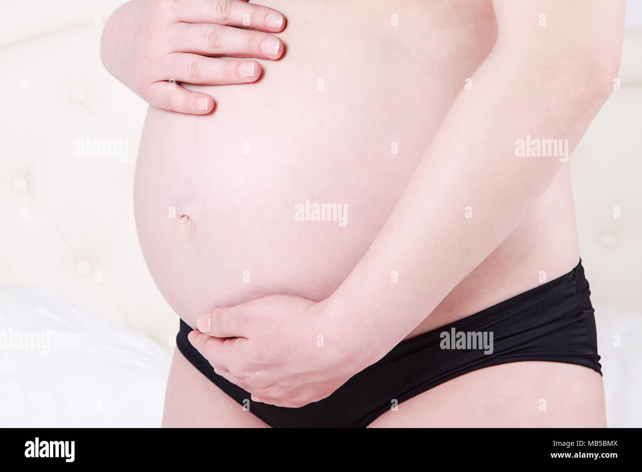 Image De Femme Enceinte De Toucher Son Gros Ventre Close Up La Maternite La Grossesse Les Gens Et L Attente Concept Femme Enceinte Attend Bebe Fermer Photo Stock Alamy Image De Femme Enceinte De Toucher Son Gros Ventre Close Up La Maternite La Grossesse Les Gens Et L Attente Concept Femme Enceinte Attend Bebe Fermer Photo Stock Alamy