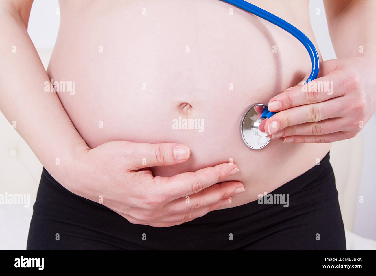 Image de femme enceinte de toucher son gros ventre. Close up. La