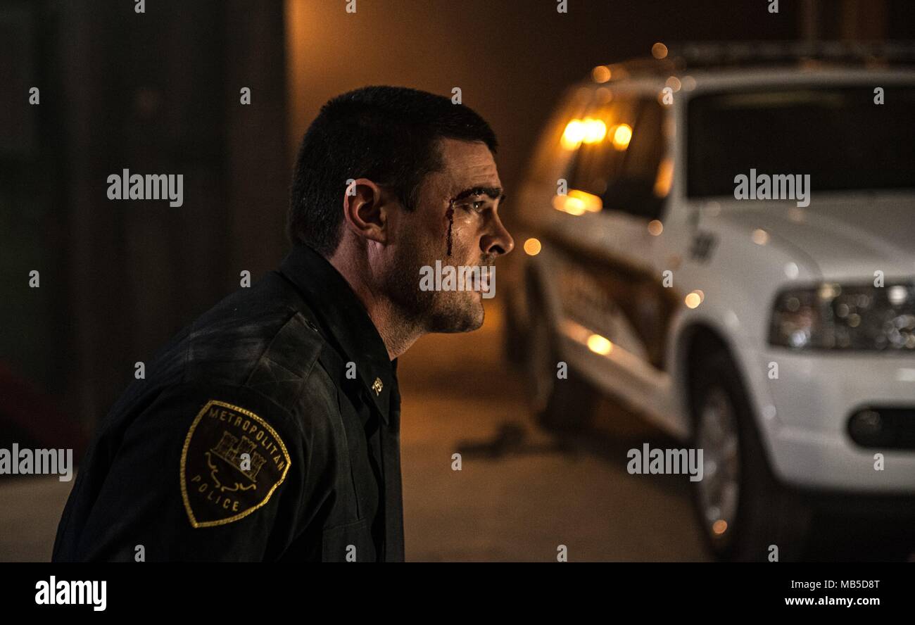 DATE DE SORTIE : Octobre 17, 2017 TITRE : actes de vengeance STUDIO : Saban Films Réalisateur : Isaac Florentine PLOT : un avocat transforme son corps et prend un voeu de silence, de ne pas être rompu jusqu'à ce qu'il découvre qui a tué sa femme et sa fille et a sa vengeance. Avec : KARL URBAN comme Strode. (Crédit Image : © Saban Entertainment Films/Photos) Banque D'Images