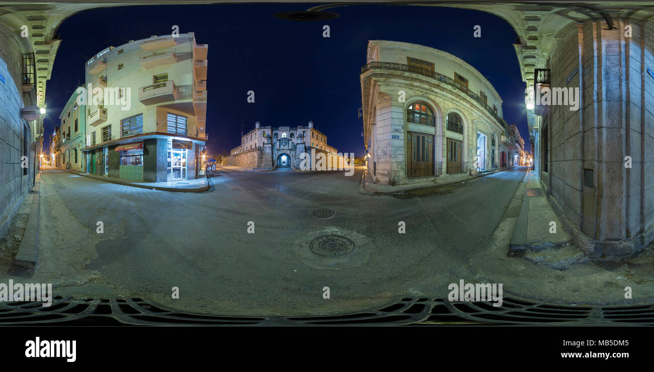 360 Panorama cousus, longue exposition dans la nuit, La Havane, Cuba Banque D'Images