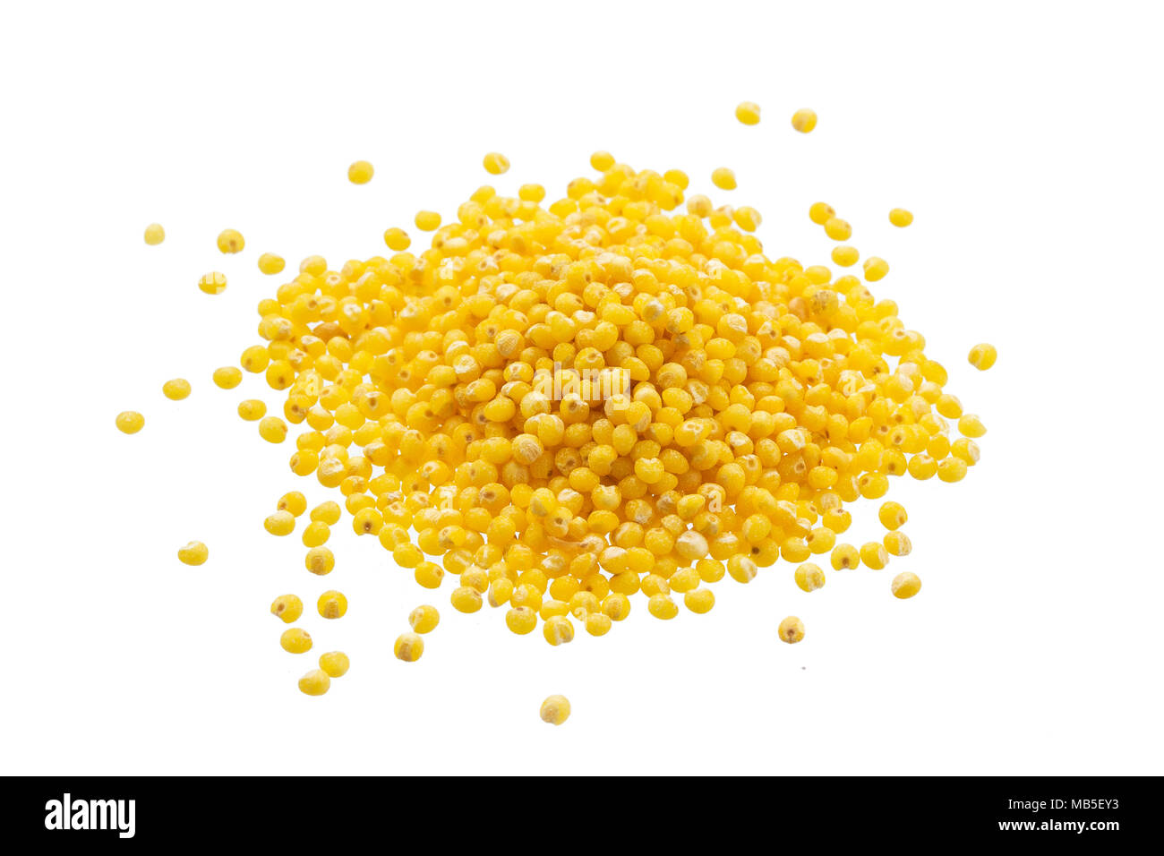 Tas de gruau de millet isolé sur fond blanc. Close-up, vue du dessus. Banque D'Images