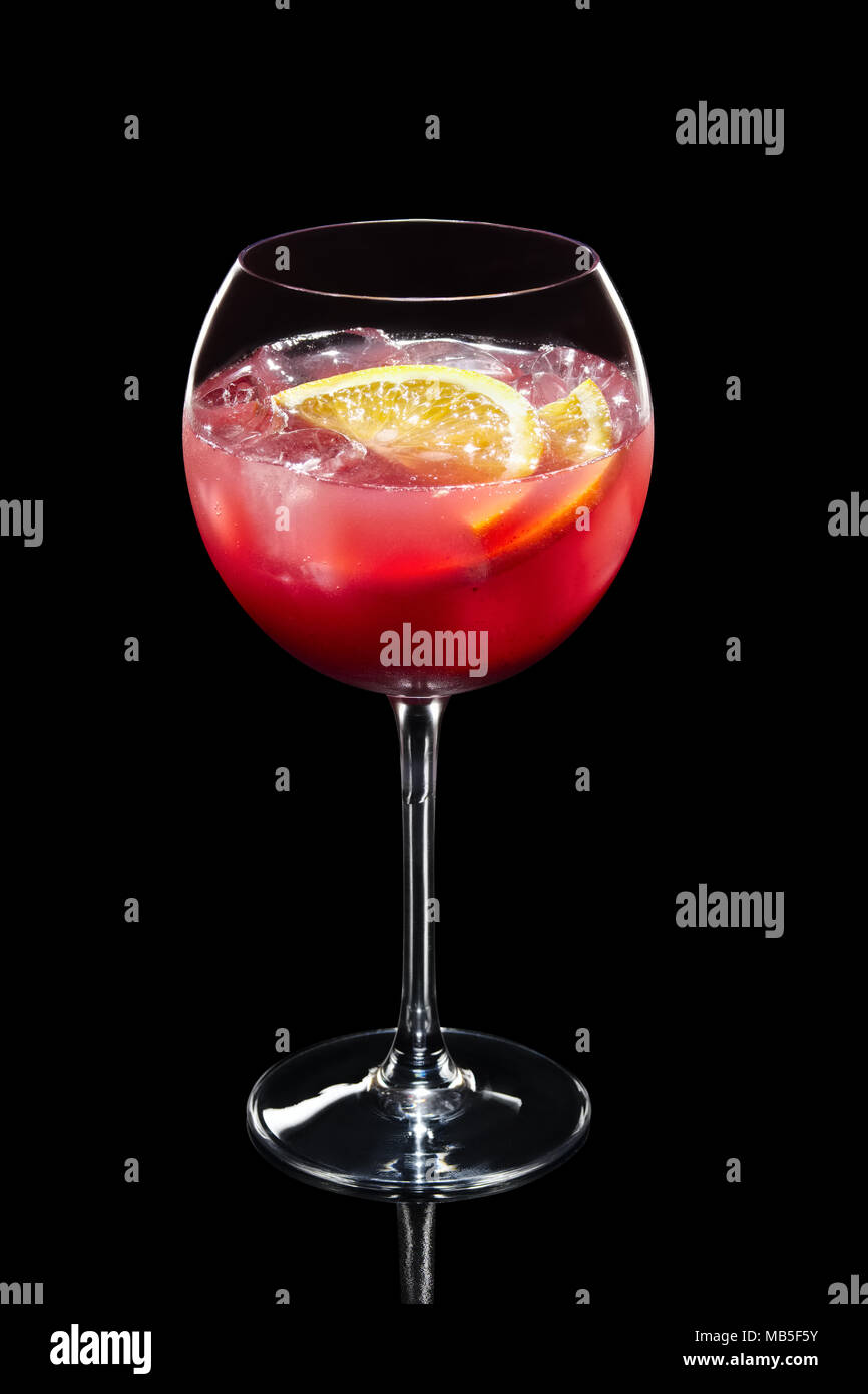 Cild cocktail de citron avec un vin mousseux et framboises au vin de glace en verre isolé sur fond noir Banque D'Images