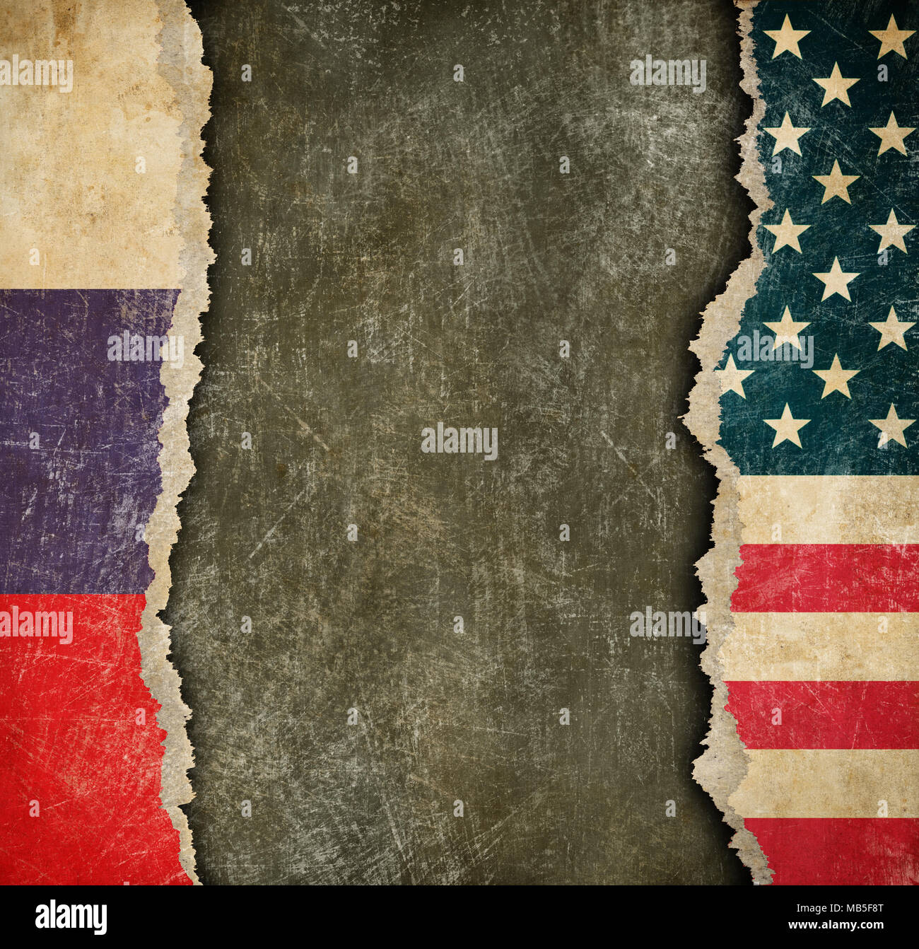 USA et drapeaux en papier déchiré russe Banque D'Images