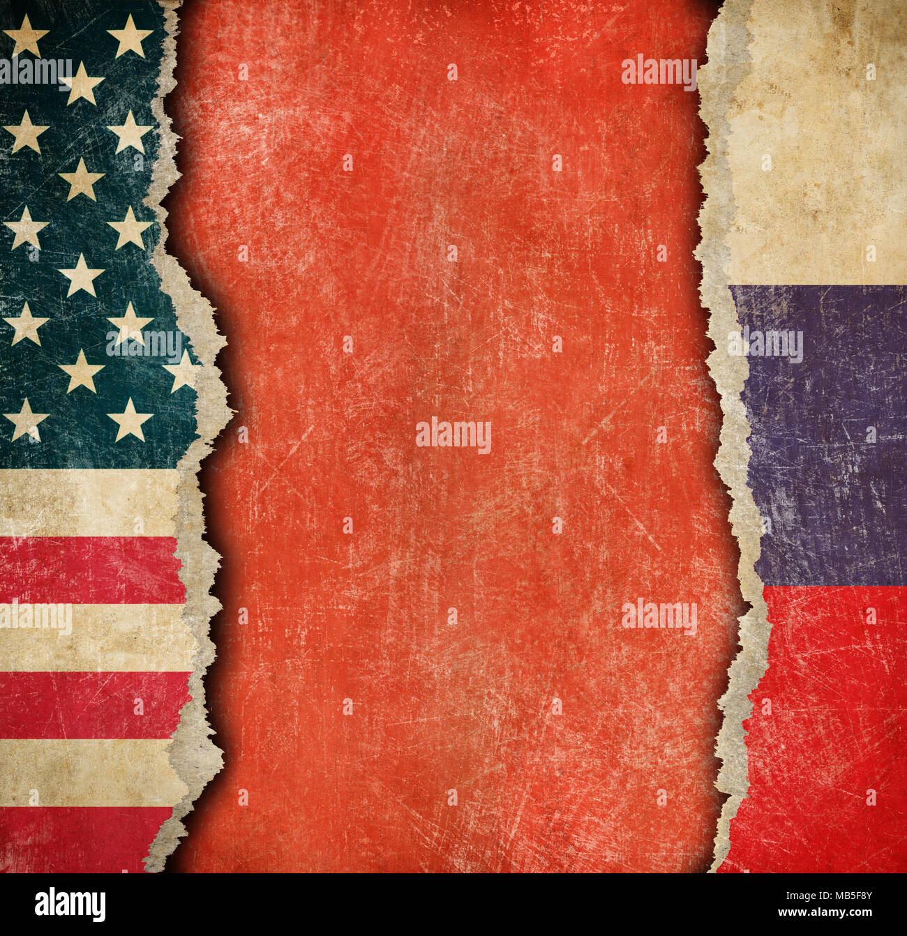 USA et drapeaux en papier déchiré russe Banque D'Images