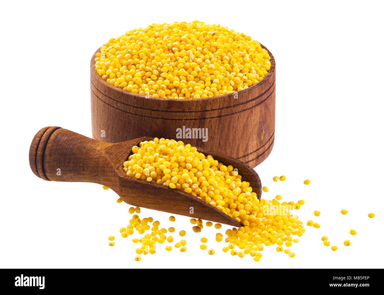 Millet dans bol en bois isolé sur fond blanc. Close-up Banque D'Images