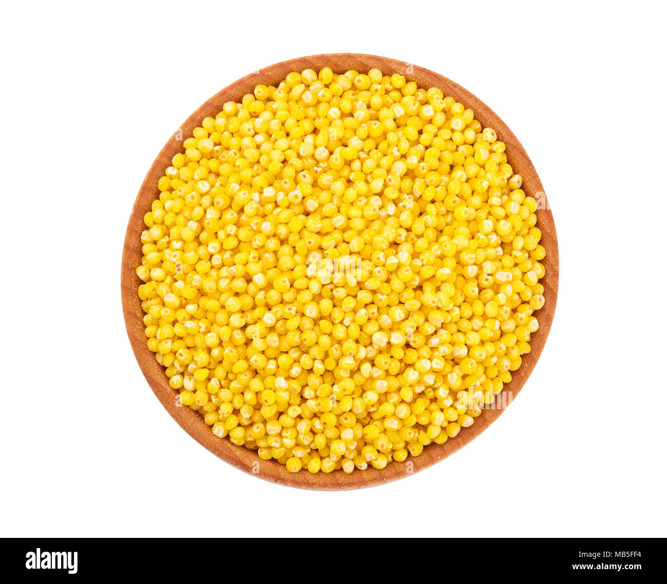 Millet dans bol en bois isolé sur fond blanc. Vue d'en haut Banque D'Images