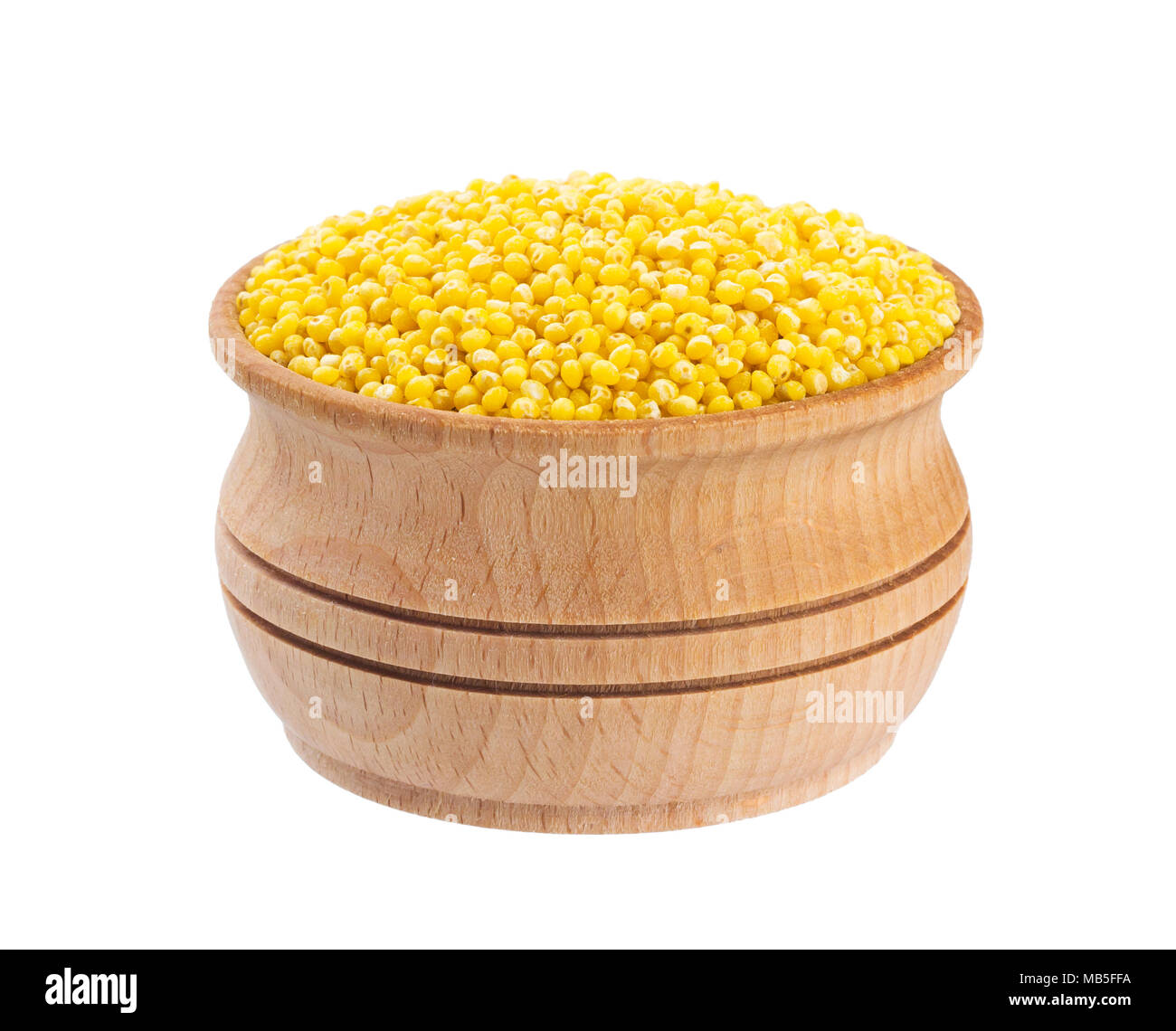 Millet dans bol en bois isolé sur fond blanc. Close-up Banque D'Images