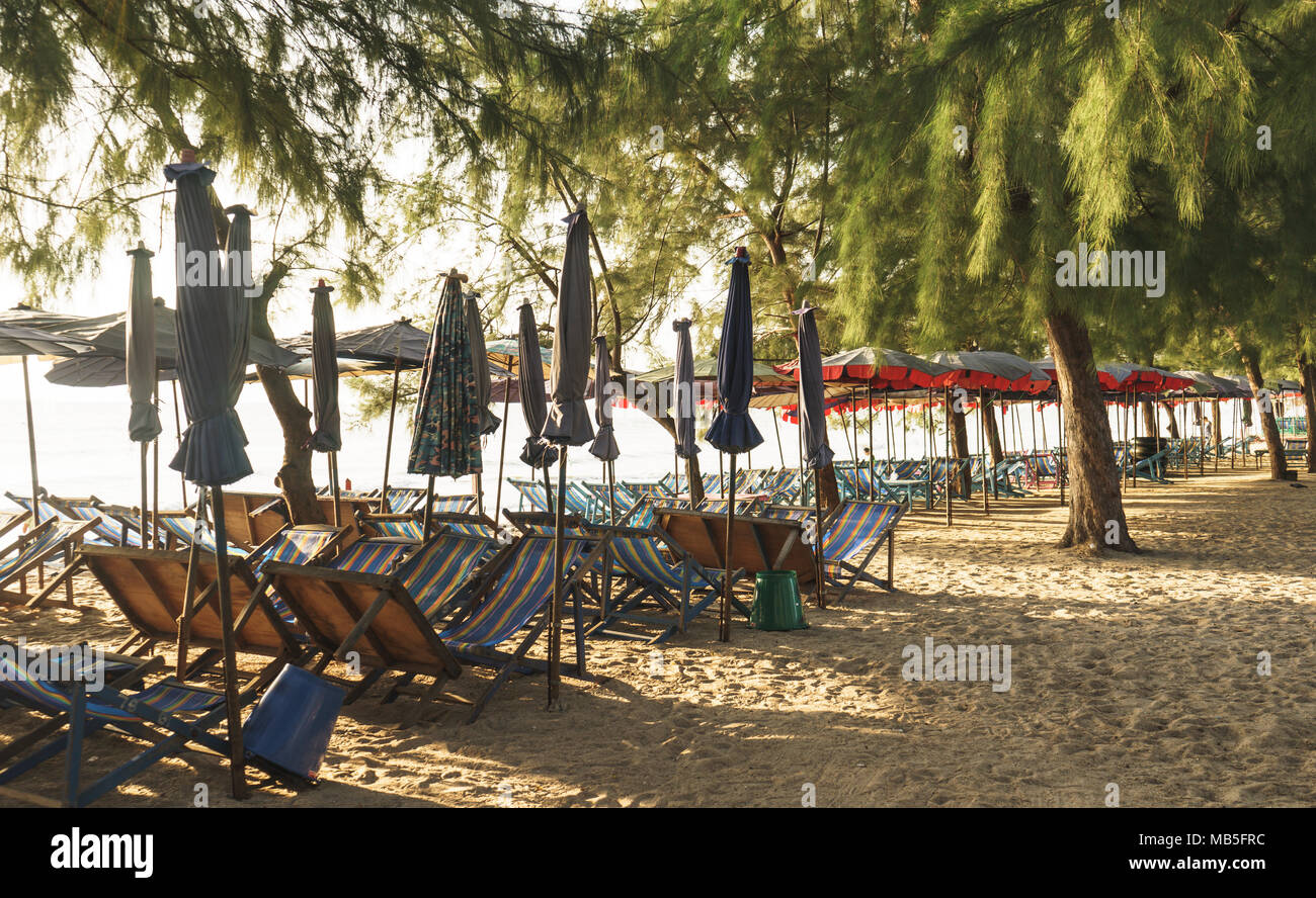 La plage, des chaises d'un parapluie sur le sable Banque D'Images