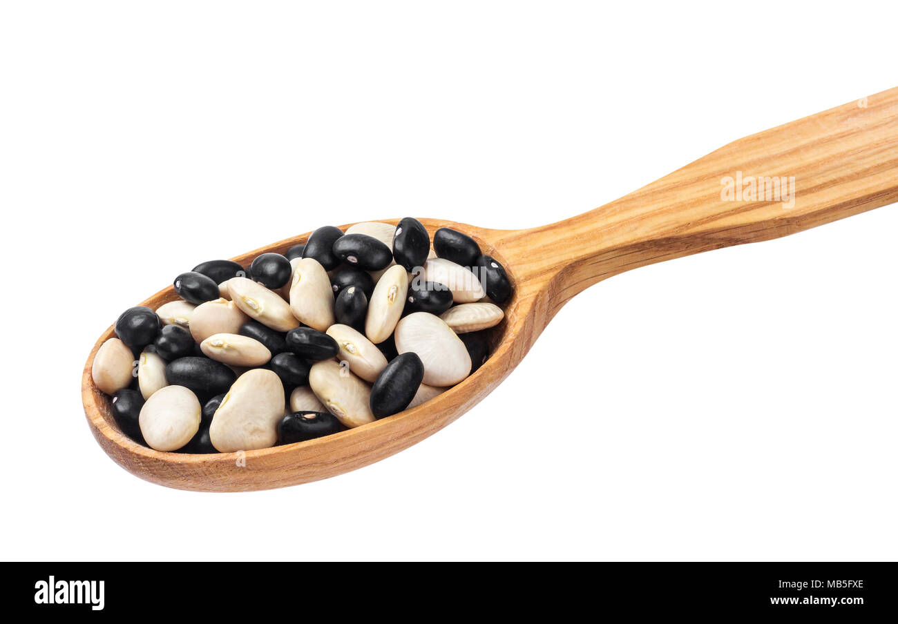 Noir et blanc mélangé les haricots rouges en cuillère en bois isolé sur blanc Banque D'Images