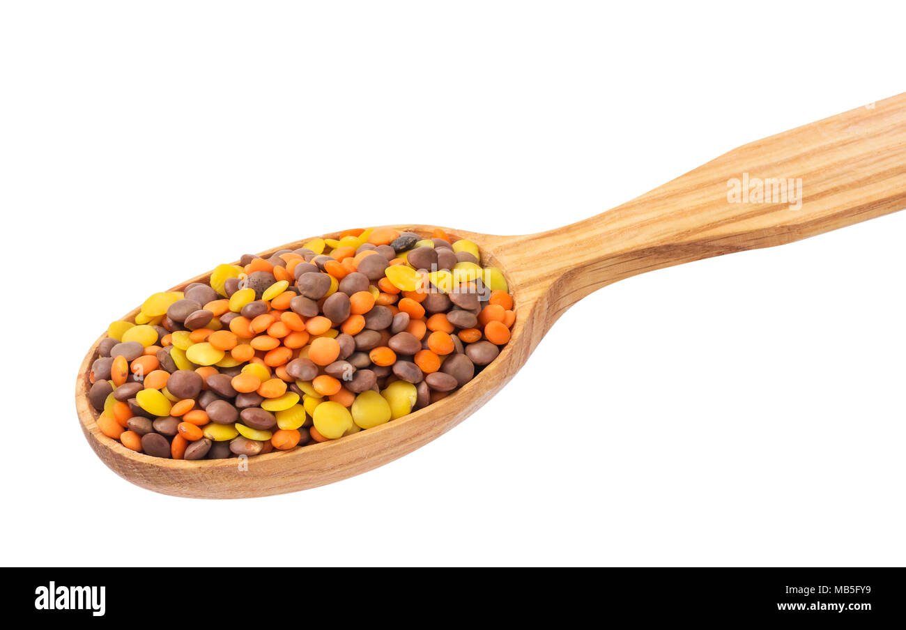 Mélanger les lentilles en cuillère en bois isolé sur fond blanc Banque D'Images