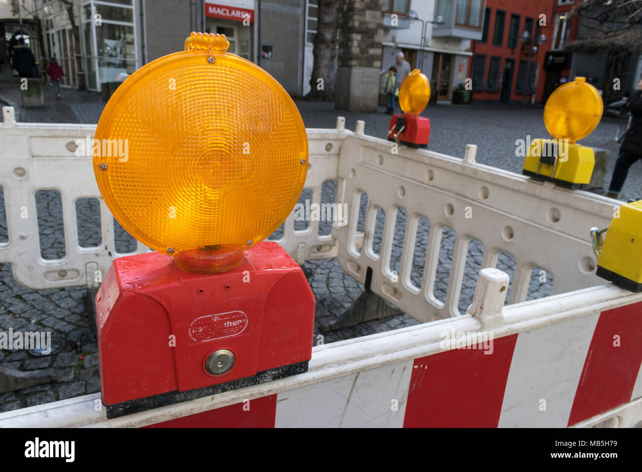 Signes d'alerte en cours en construction de trottoirs d'alerte de danger Triangle. Banque D'Images