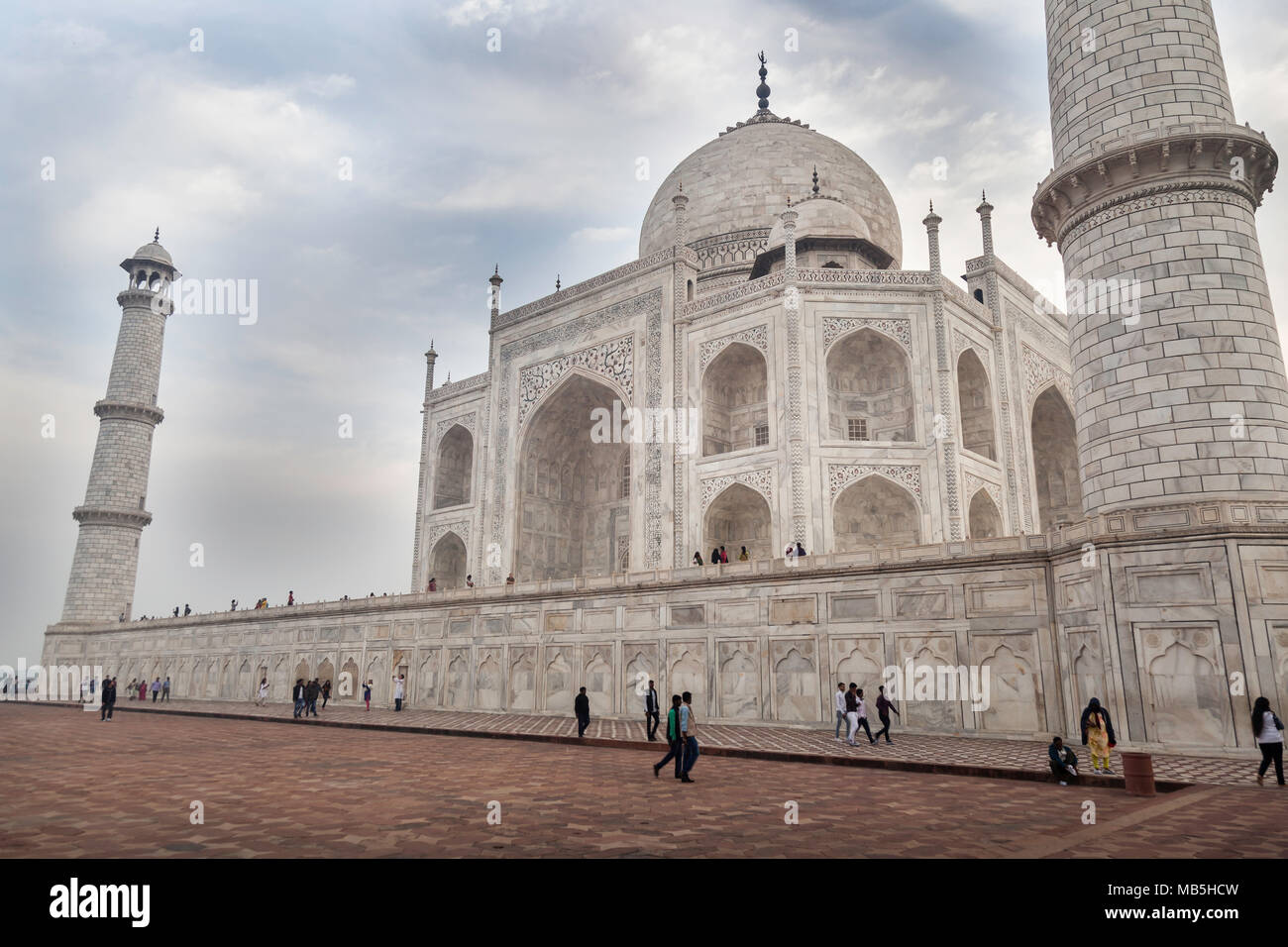 Le Taj Mahal est un mausolée en marbre blanc ivoire sur la rive sud de la rivière Yamuna dans la ville indienne d'Agra. Elle a été commandée en 1632 Banque D'Images