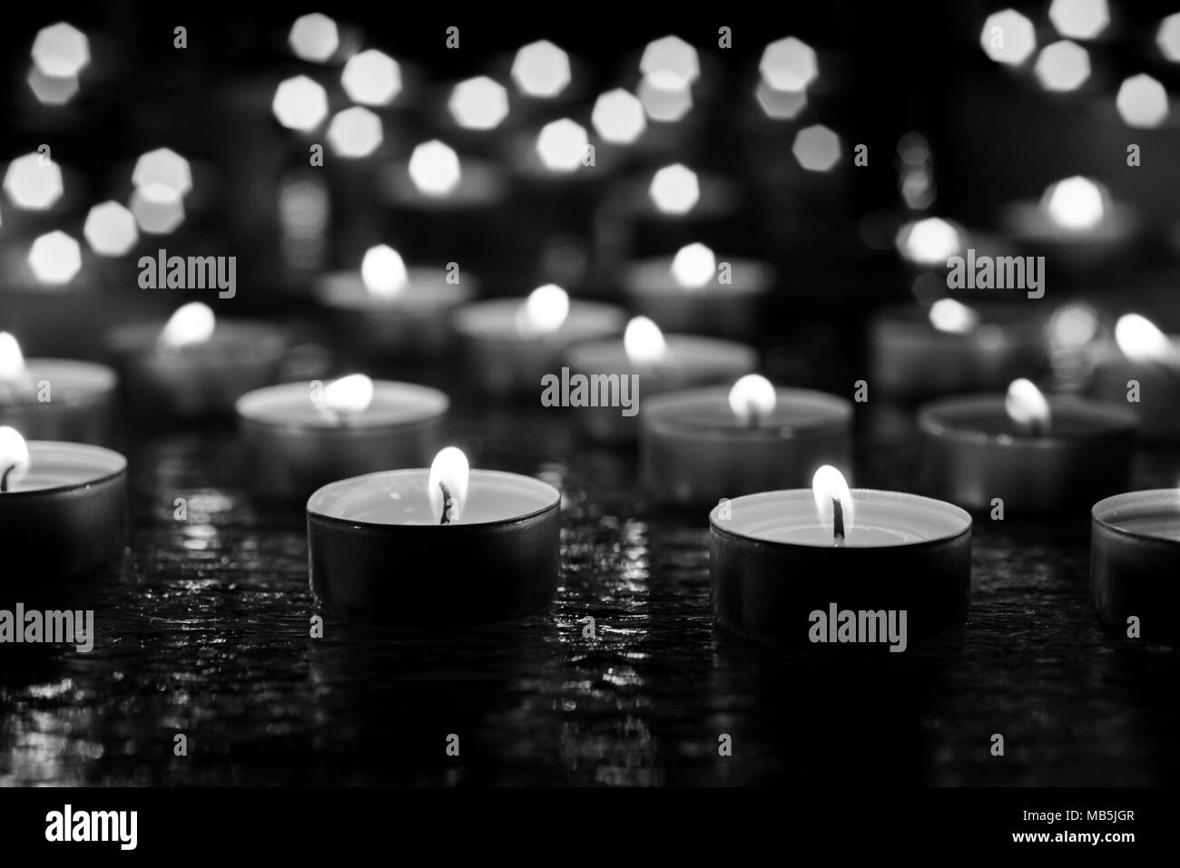 Ébavurage de bougies sur du verre décoratif. Fond sombre. Résumé photo. Banque D'Images
