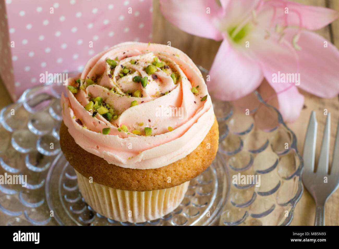 Cup Cake rose avec boîte cadeau et Lily rose fleur pour anniversaire célébration Contexte Banque D'Images